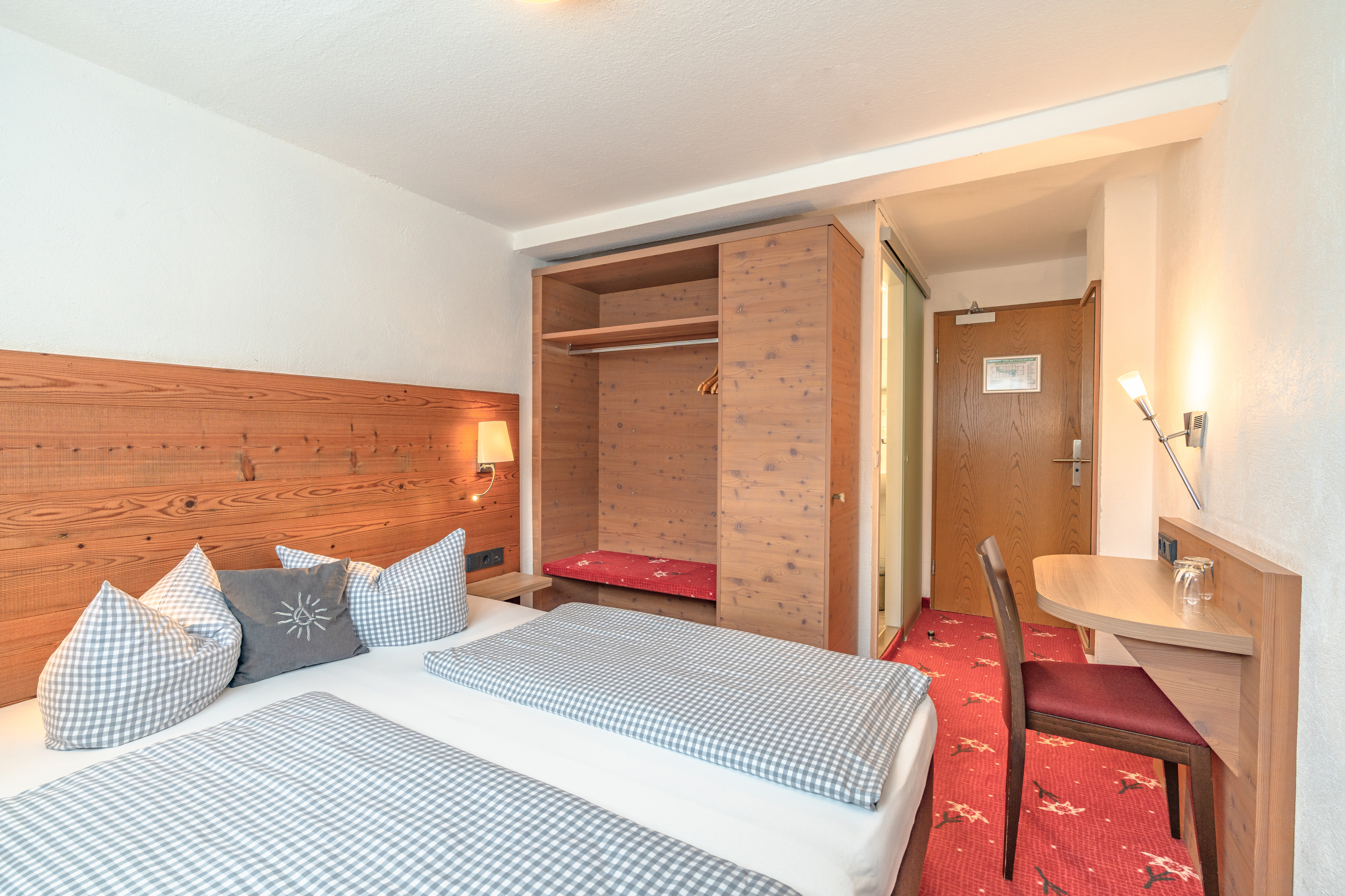 Alpensonne_Doppelzimmer_Mini_Bett_2